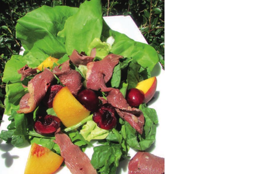 Salade tendre au magret fumé et cerises